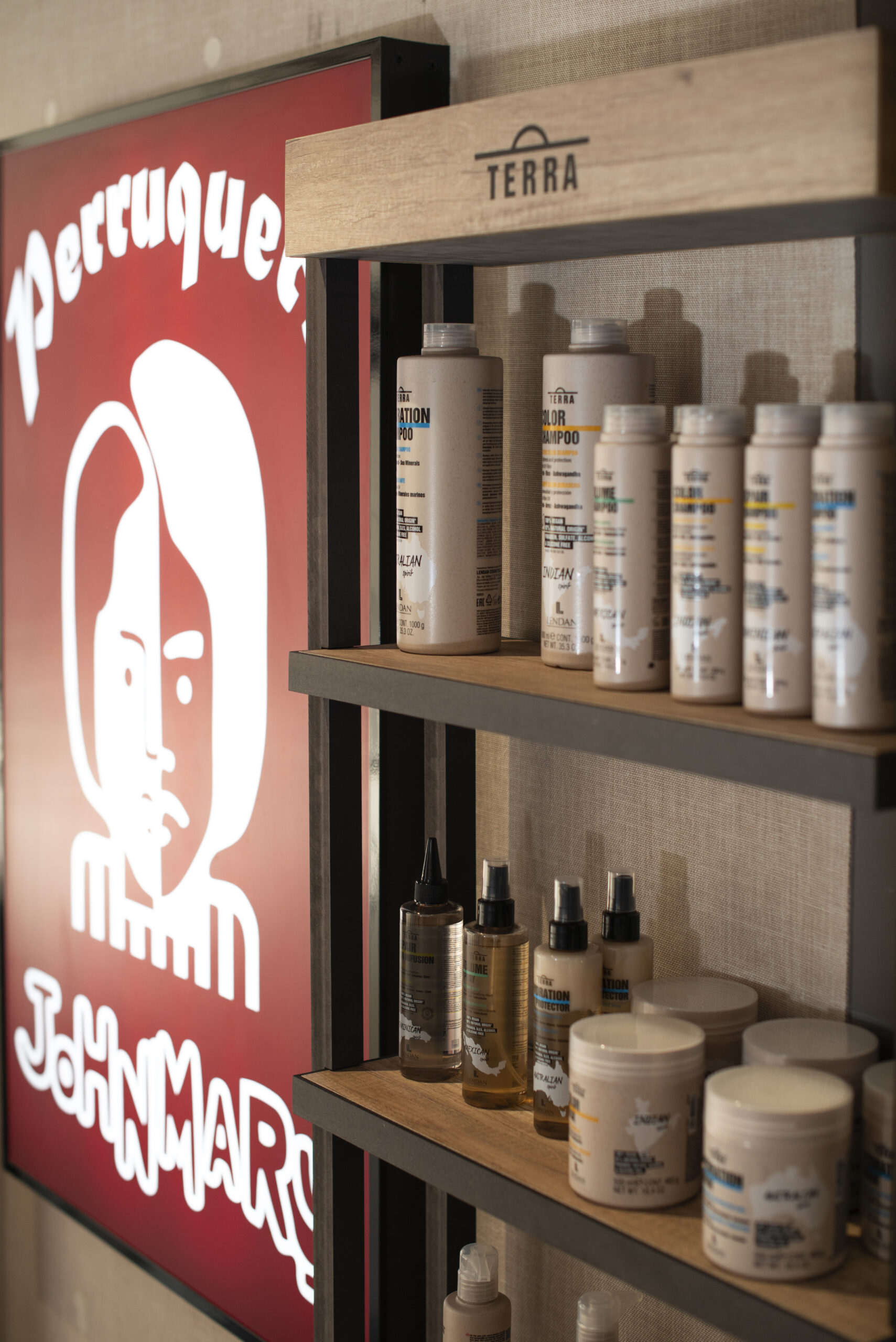 Rètol de JohnMary i prestatge de productes professionals al saló