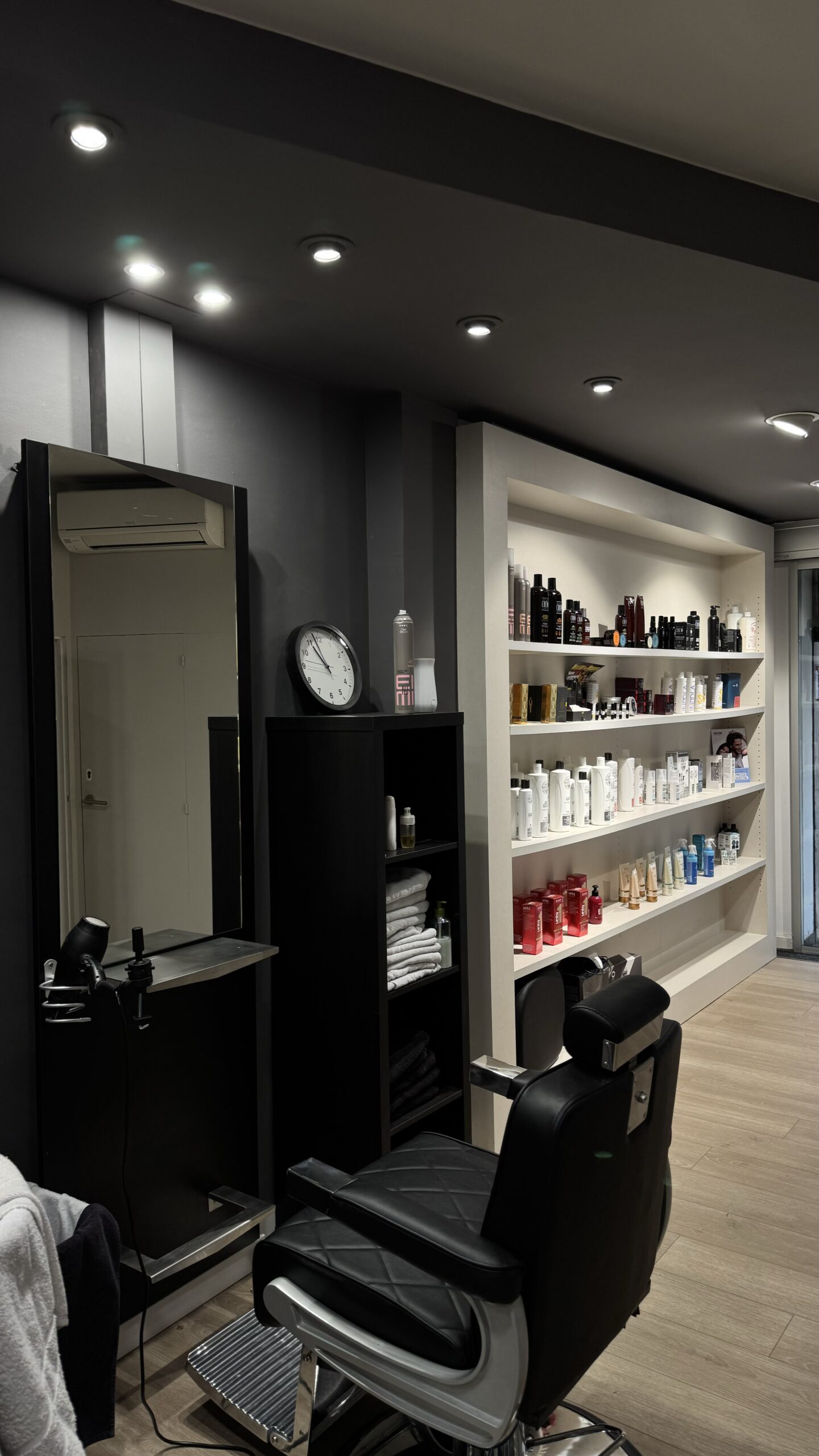 Cabina del saló amb la paret de productes professionals